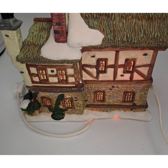 Santa's Workbench "Woodview Cottage" from the Towne Series, a collectible illumi - Picture 7 of 10